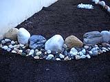Rinnovare un giardino: pietre di fiume a bordura